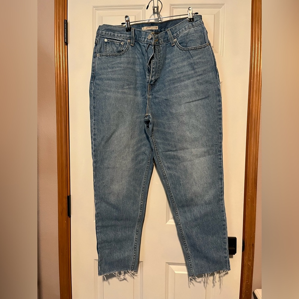 Premium Levi’s Mom Jean Women’s size 32 frayed hem